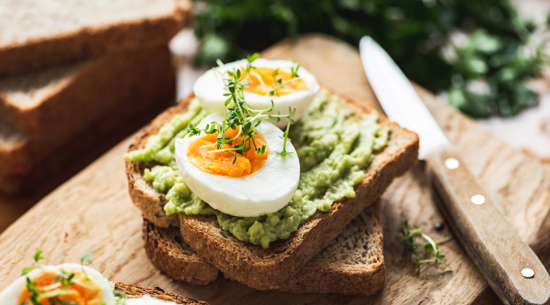 Zyklus Ernährung Tipps Frauengesundheit Avocado Eier