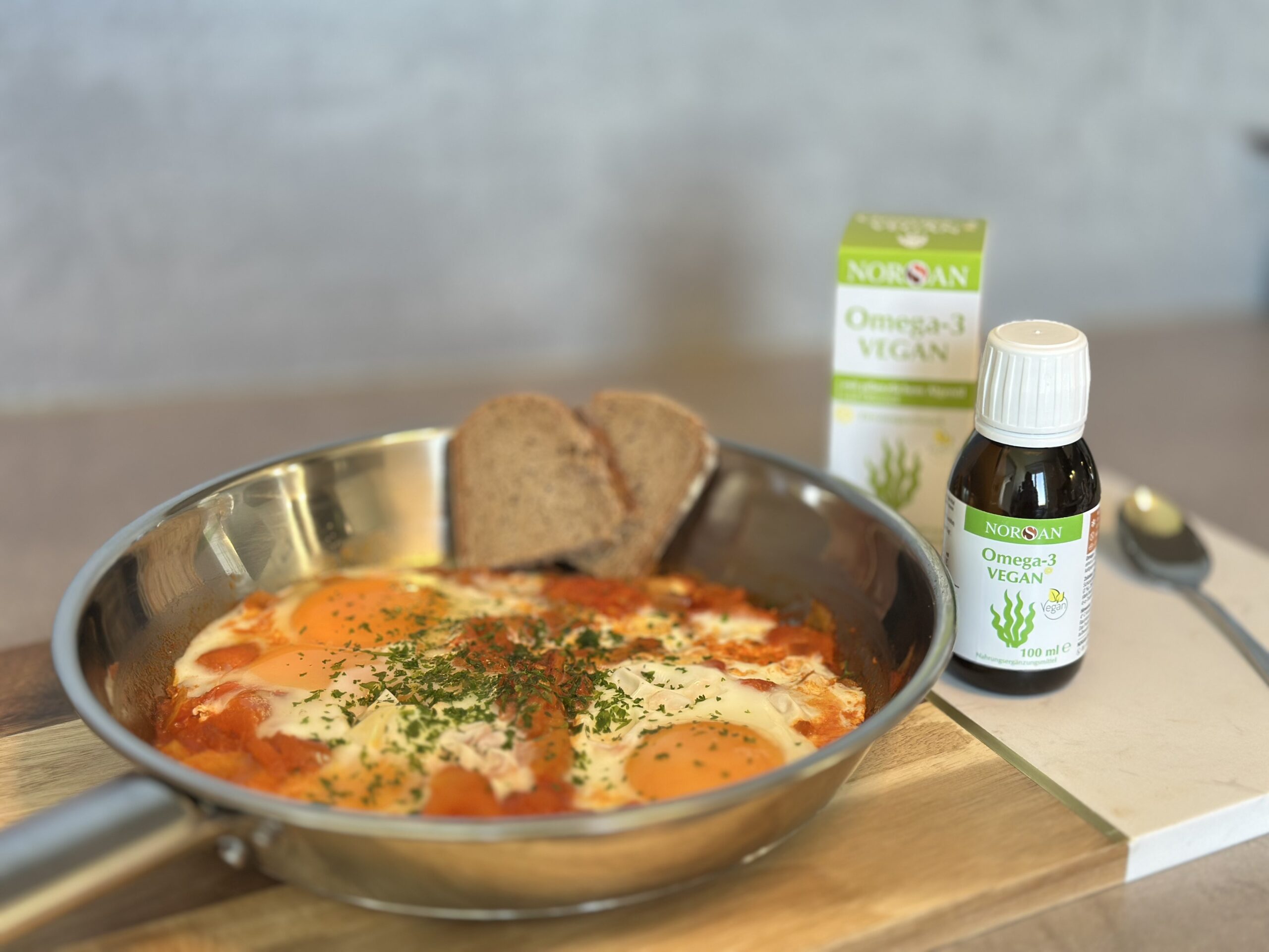gesundes Shakshuka Rezept schnelles Frühstück mit Eiern leckeres Pfannengericht gesunde Rezepte mit Ei vegetarisches Low-Carb Frühstück gesund und schnell kochen